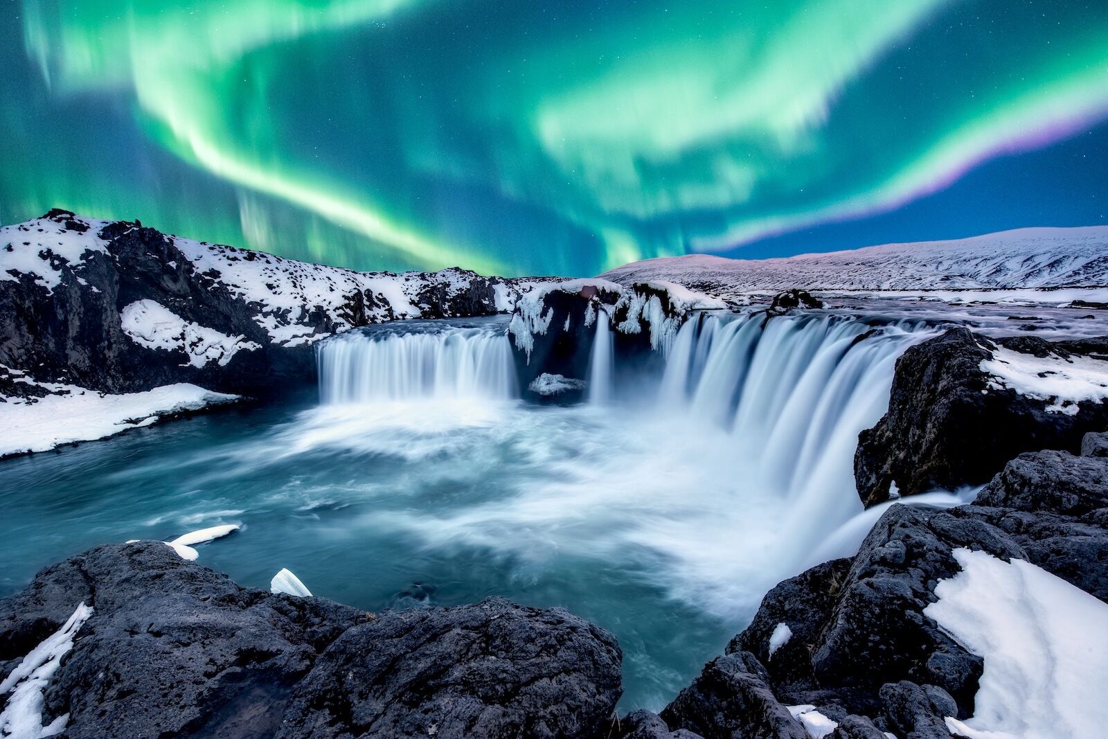 Aurora sobre a cachoeira Goðafoss