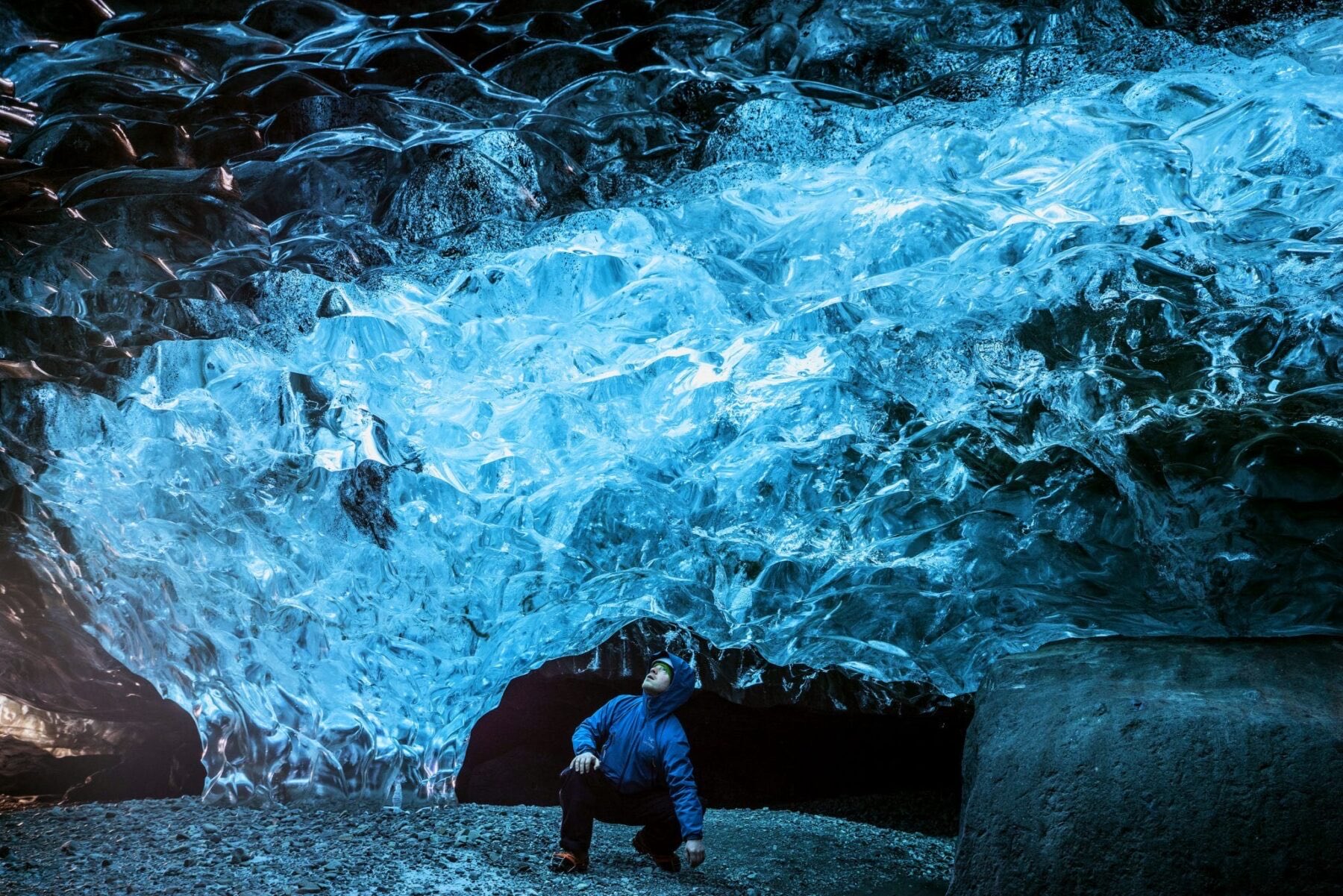 Caverna de gelo azul em glaciar