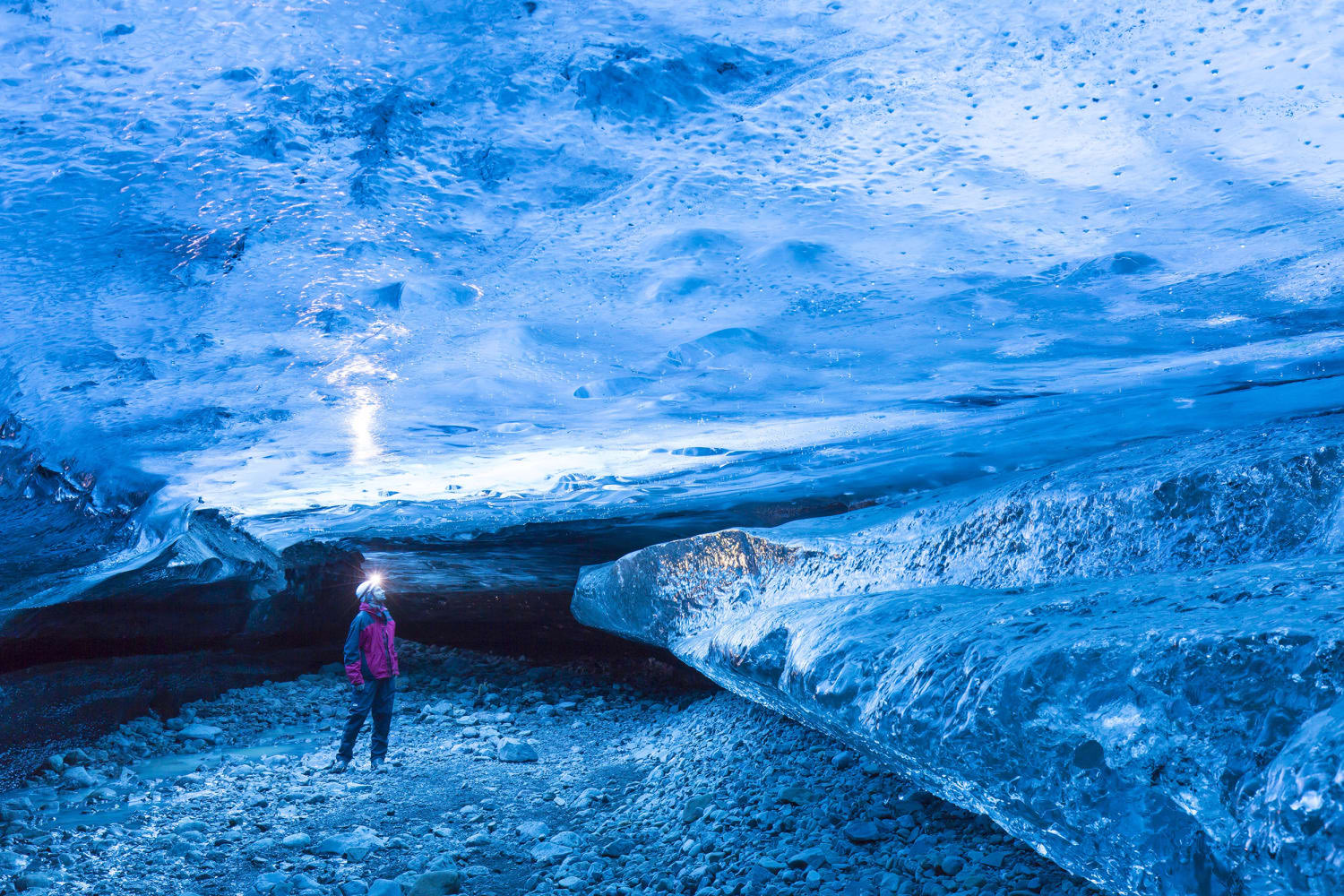 Interior de caverna de gelo azul