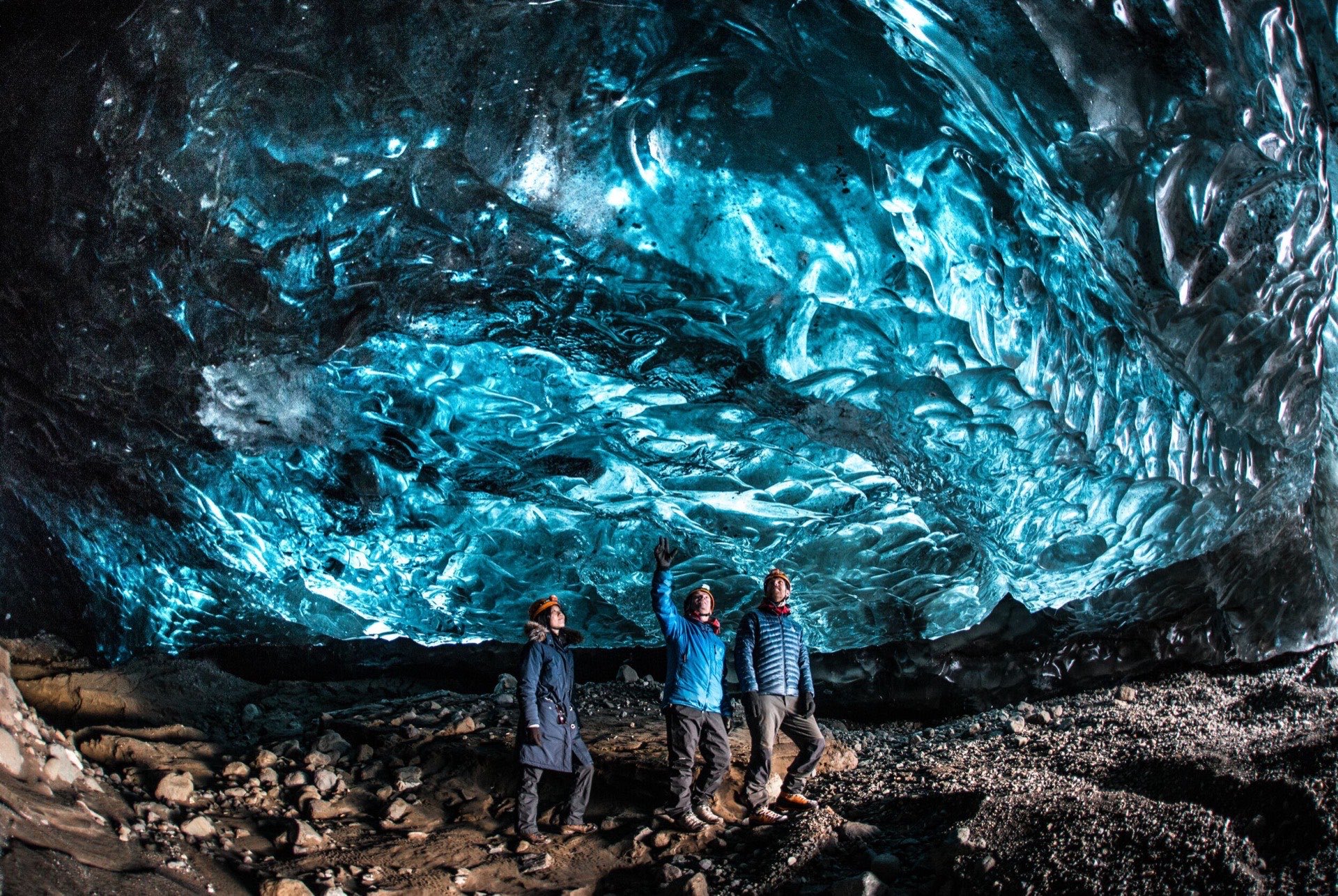 Caverna de gelo com exploradores