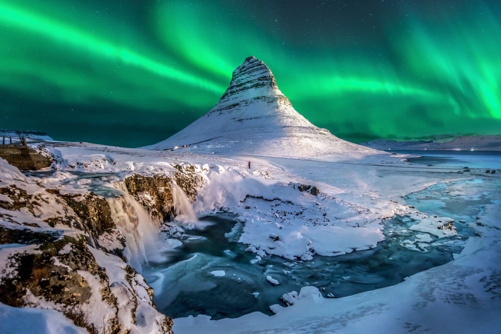 Montanha Kirkjufell sob a Aurora Boreal, Islândia