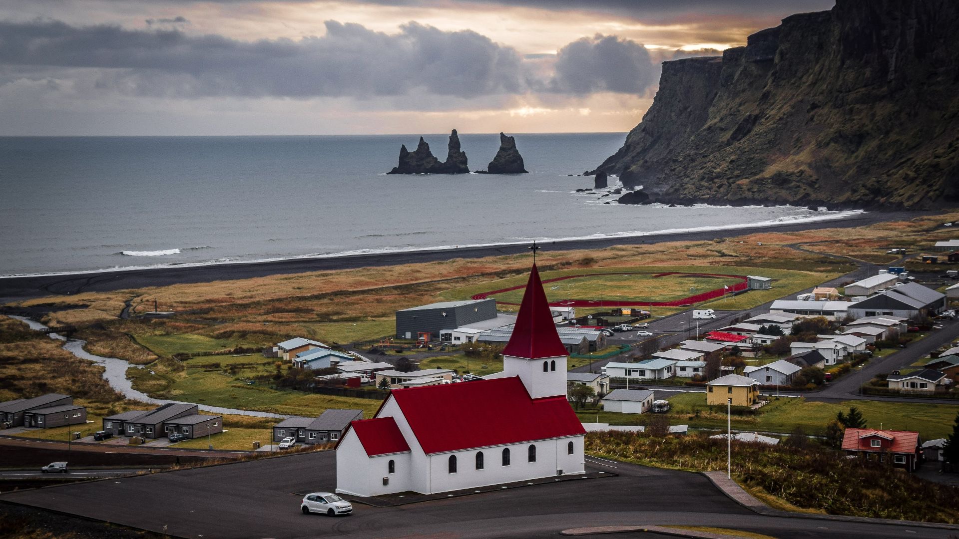 Igreja de Vík e os rochedos Reynisdrangar